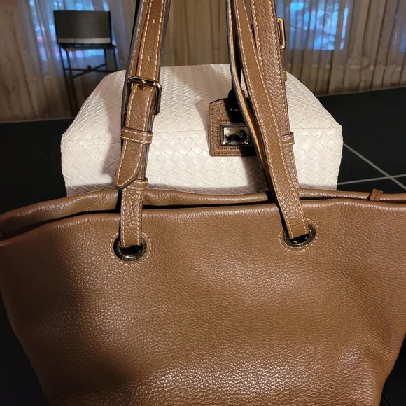 Dooney and Bourke purse - Picture 5 of 12